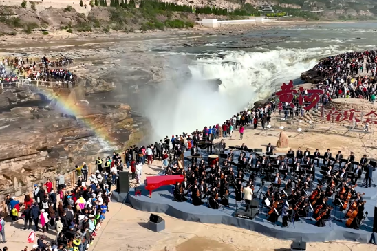 Shanxi Symphony accompanied by crashing waters