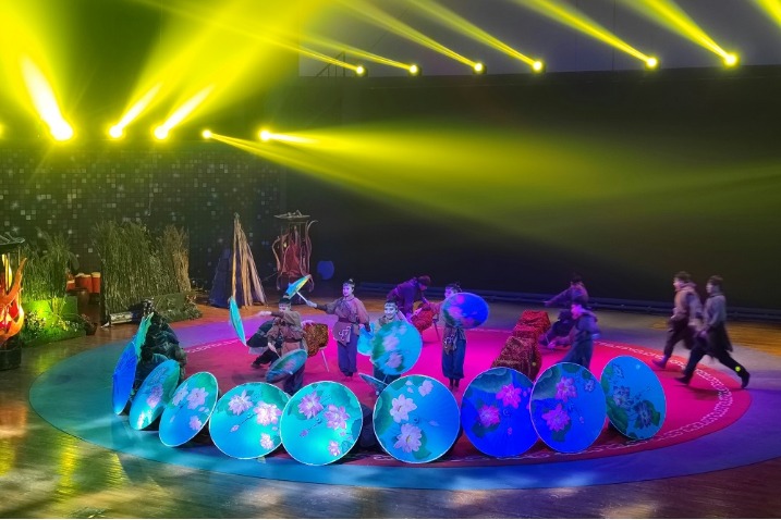 Acrobatics show with regional features staged in NE China
