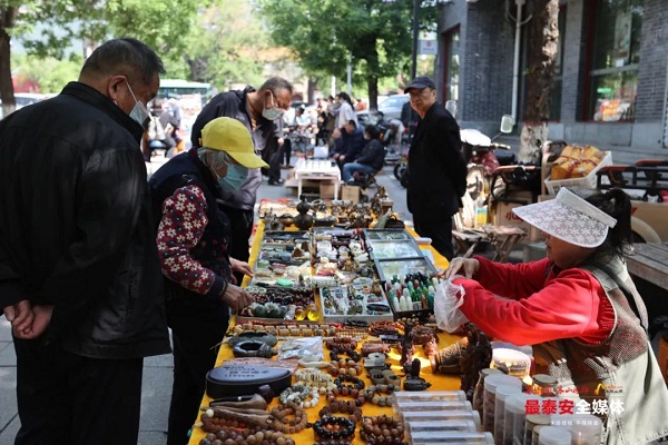 Tai'an holds morning market to sell traditional cultural objects