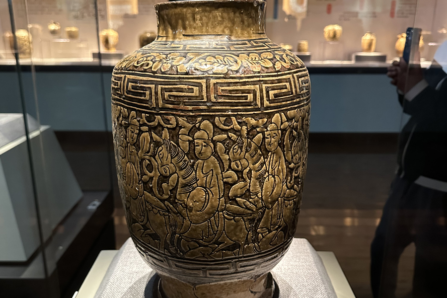 Local pottery art presented at Wuhan exhibit
