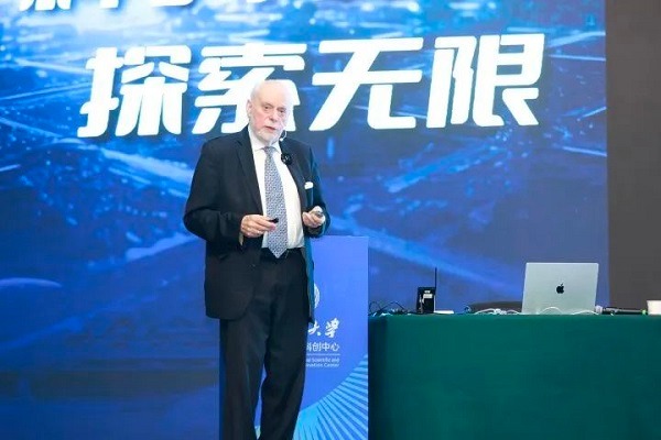 Nobel Prize winner makes speech at Zhejiang University