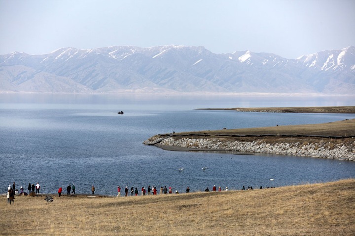 Sayram Lake offers gorgeous scenery in early summer