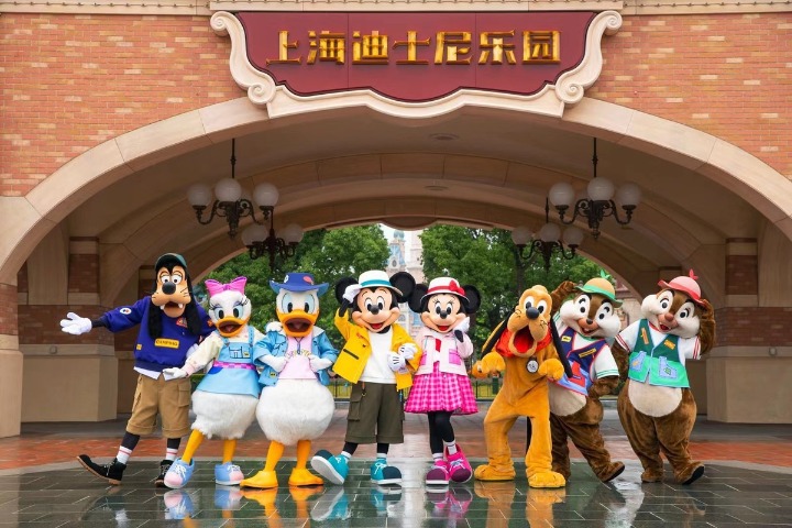 Theme parks celebrate business boom amid China's tourism recovery