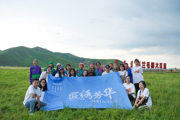 Inner Mongolia students promote Mongolian embroidery