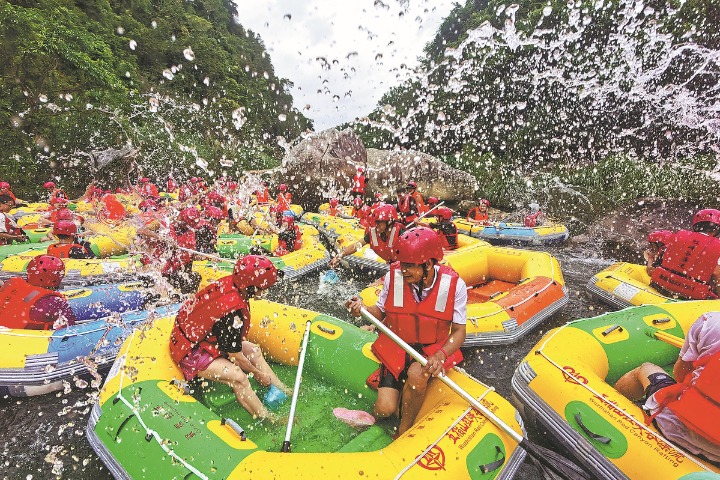 Travel booms during May Day holiday