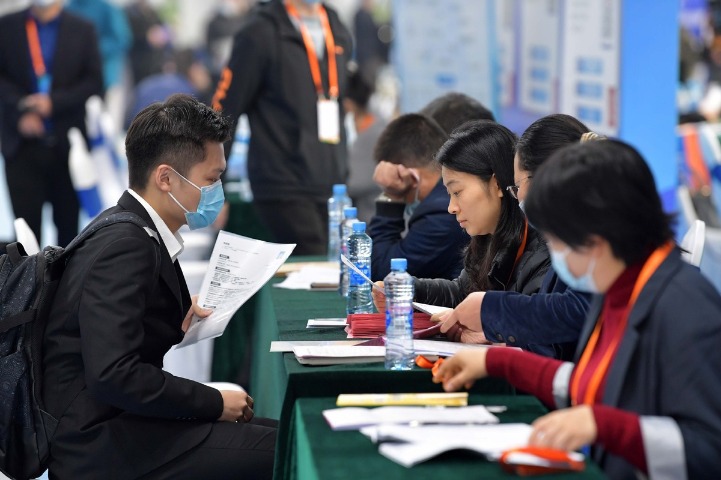 Chinese private enterprises, universities help graduates find jobs