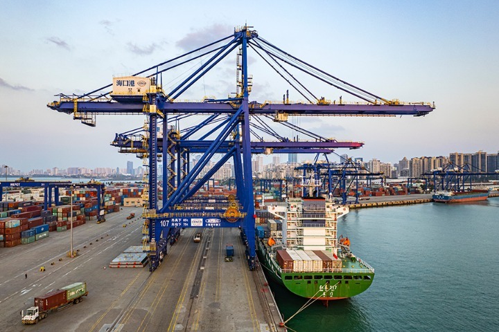 China's foreign trade rises by 5.8% to 13.32t yuan
