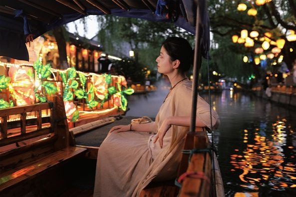 Explore Zhouzhuang ancient town at night