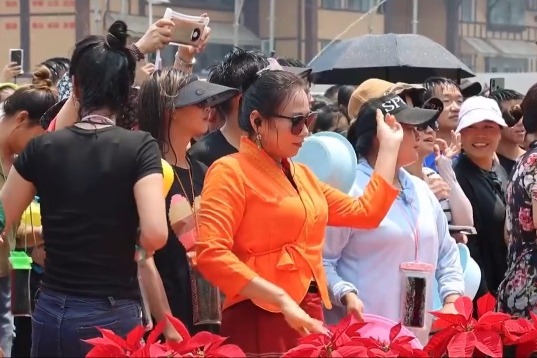 Water-splashing festival in Yunnan boosts local tourism