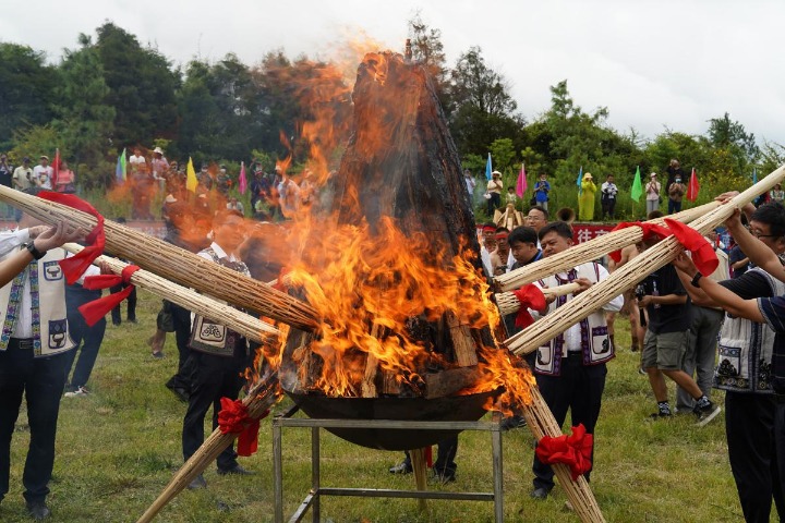 Tourists observe Torch Festival in Yunnan