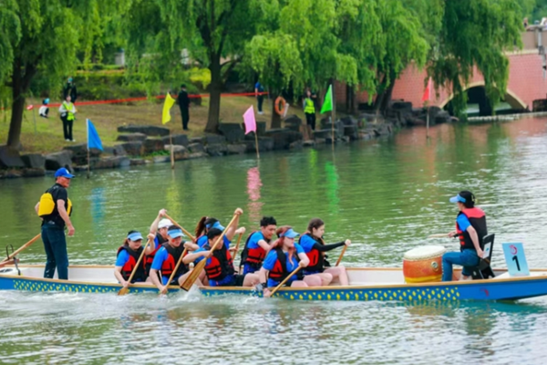 Foreign students, teachers compete in dragon boat race