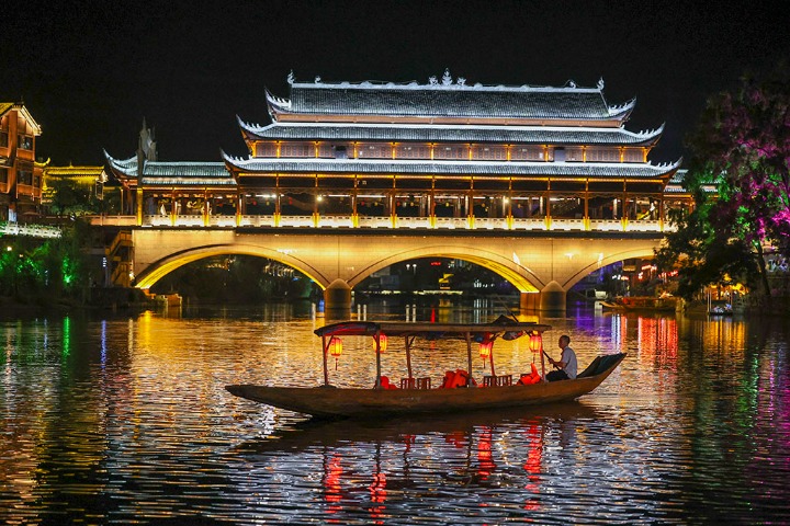 Incredible night view of Fenghuang Ancient Town in Hunan