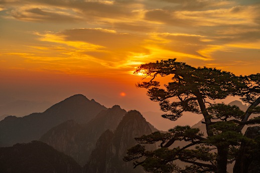 Witness the mesmerizing sunrise over Mount Huangshan in Anhui