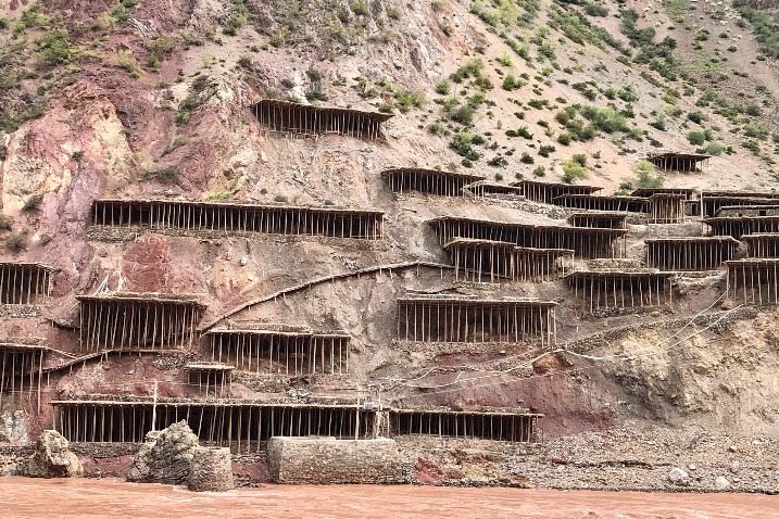 Traditional salt-making craft protected in Tibet