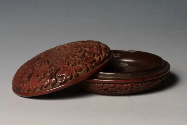 Ming Dynasty lacquer box decorated with floral patterns