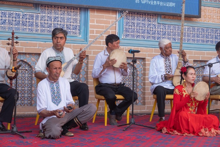 Traditional performing art shines in Xinjiang