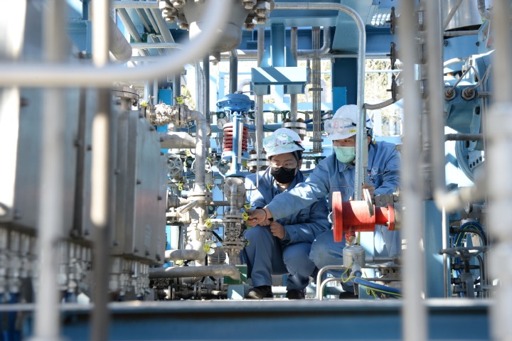 China takes No 1 spot in refining industry
