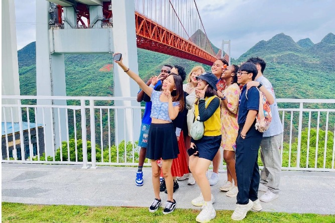 International students visit Guizhou, find bridges of culture