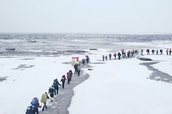 Tourists participate in China's coastline crossing race