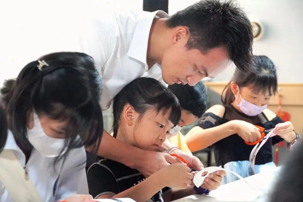 Reviving Tradition: Zhangpu paper-cutting master thrills children with modern twists