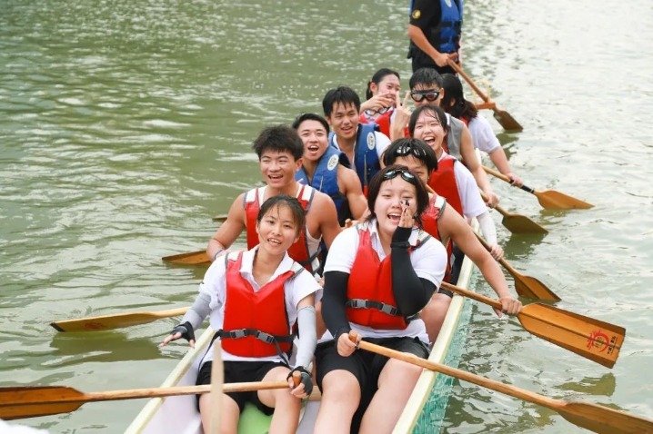 Huaqiao University welcomes Duanwu with dragon boat race