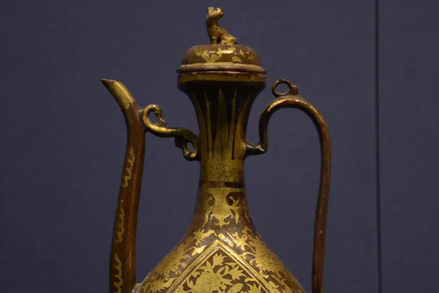 Brown-glazed ewer with gold peacock and peony patterns