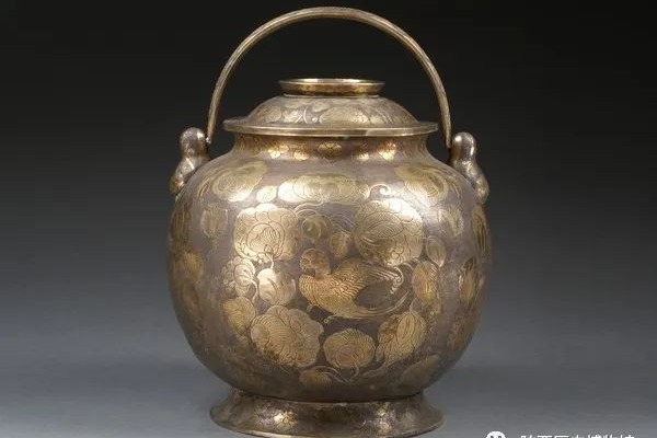 Tang Dynasty handled silver pot with gilt parrot patterns