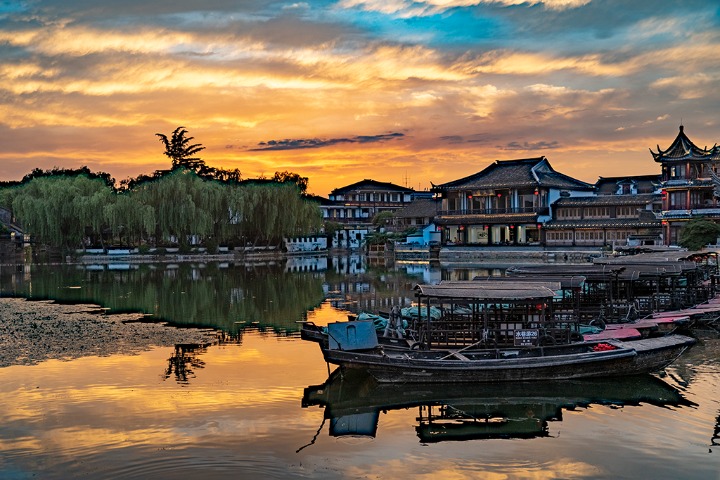Enchanting sunset in Jinxi ancient town