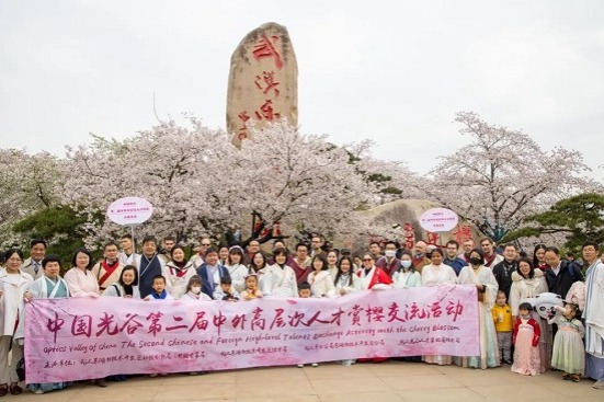 Foreign experts laud Wuhan's cherry blossoms