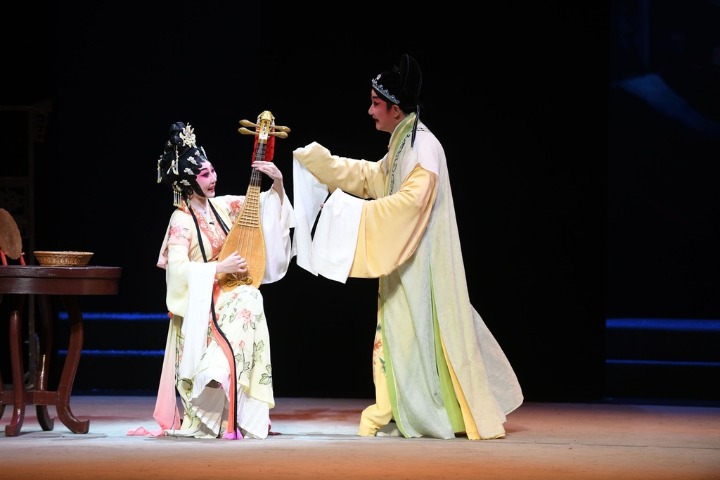 Re-choreographed classic Cantonese opera staged in Wuhan
