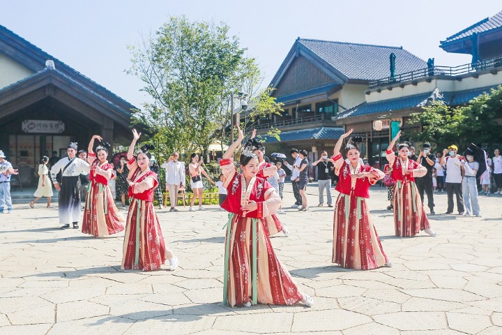 Huangmei opera promotes art among youth