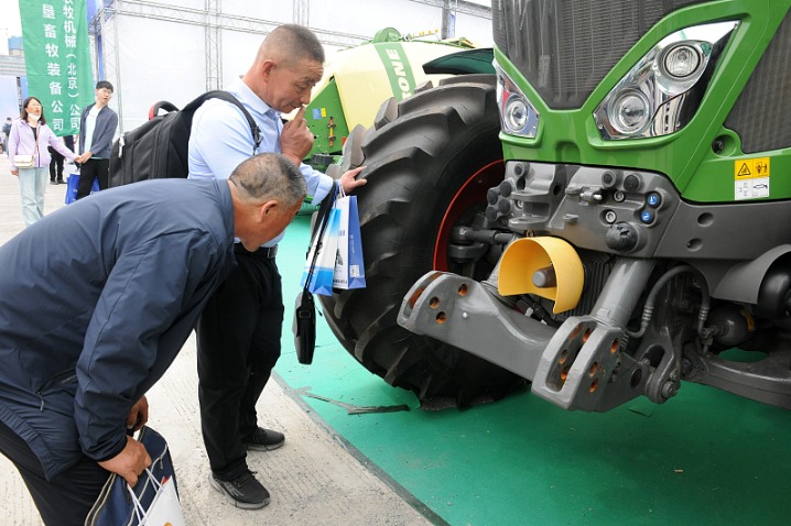 Xinjiang hosts an agricultural machine expo