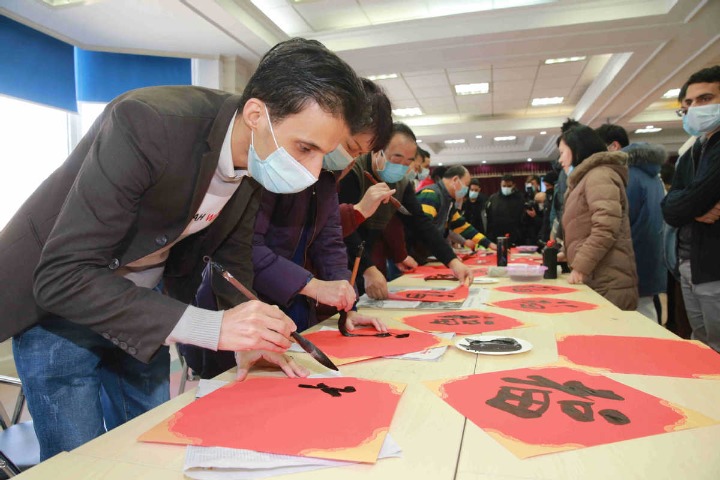 Tianjin students plunge into New Year's traditions