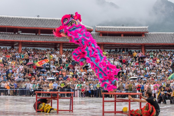 Fenlong Festival draws massive crowds in Guangxi