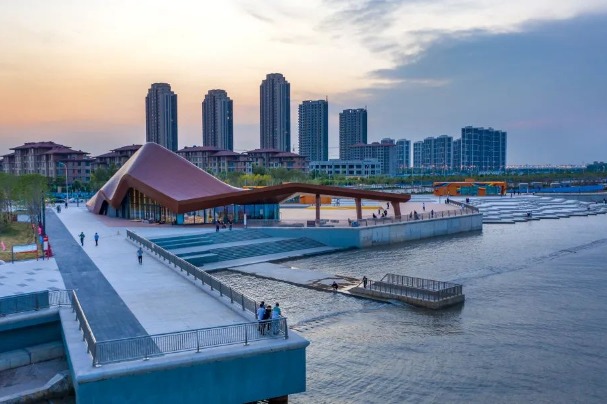 Tianjin coastal park drawing visitors following environmental cleanup efforts