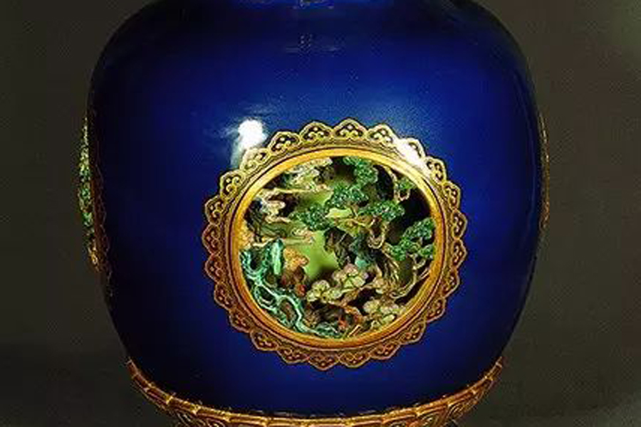 Vase with revolving interior depicts Emperor Qianlong’s inspection tour