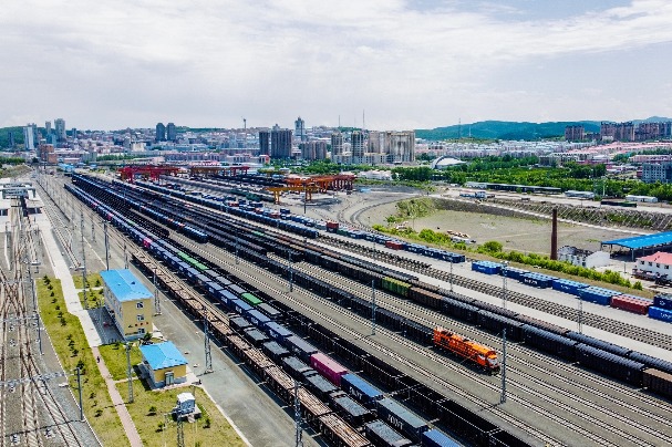China's land ports break train trips record