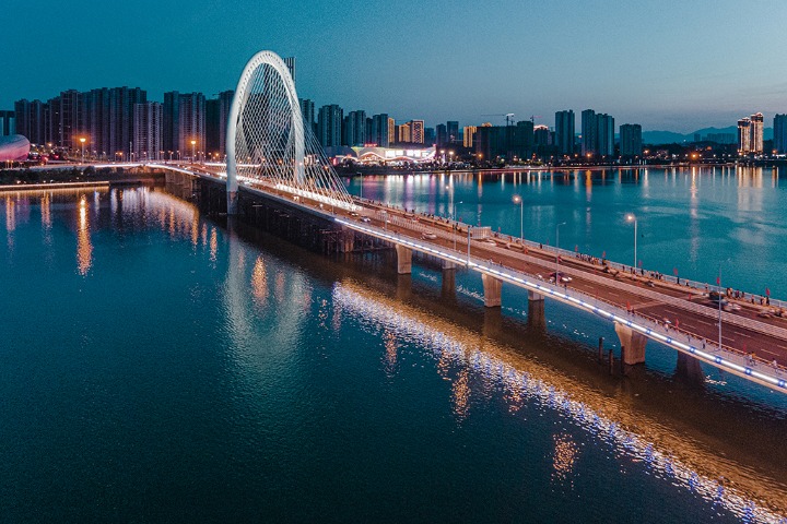 Jijie Bridge in Jiangxi shines brightly at night