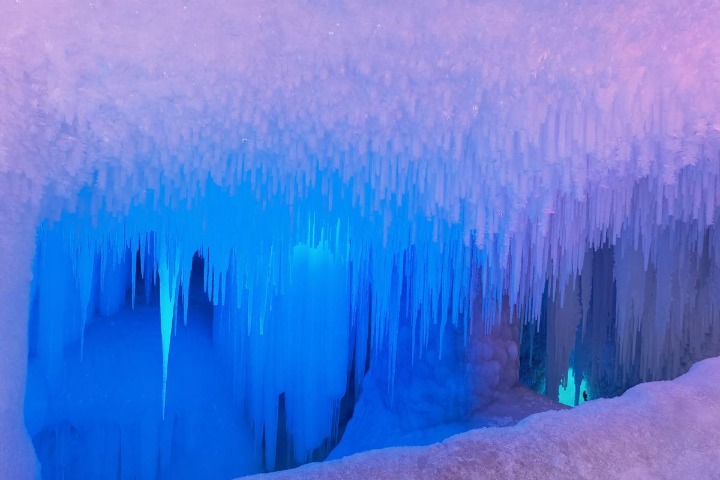 Ice cave in Shanxi offers respite from summer heat