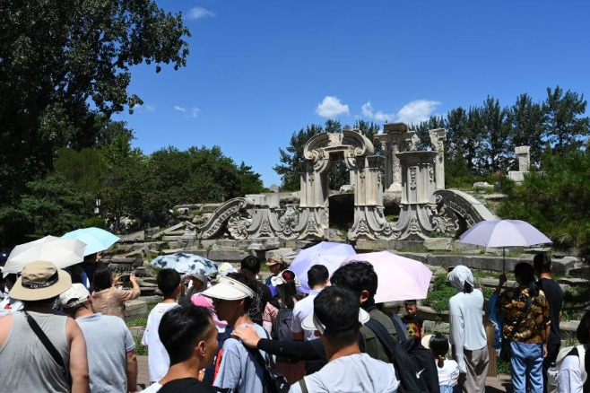 Beijng sees increasing number of tourists as summer vacation starts across China