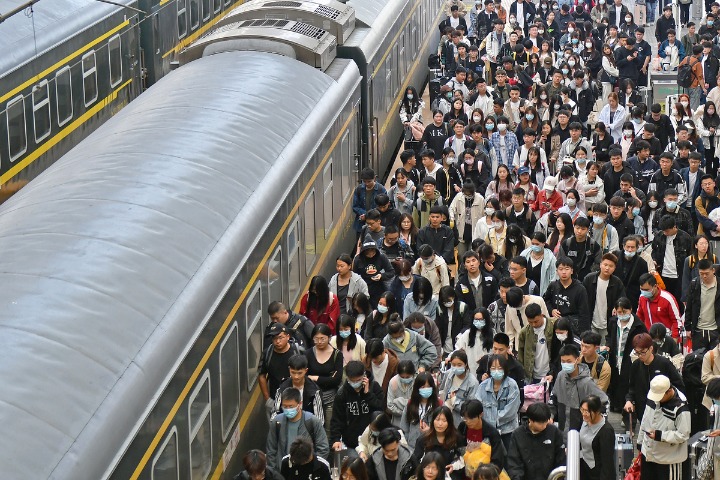 China sees 1.77b railway passenger trips in H1
