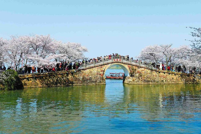 China's Taihu Lake sees improved water quality over past 10 years
