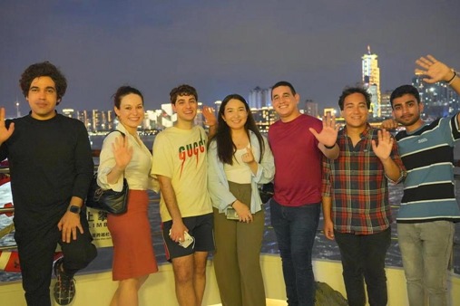 Foreigners go on tour of Shanghai