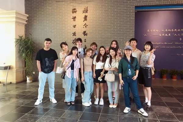 Foreign students visit Shanghai Lu Xun Museum