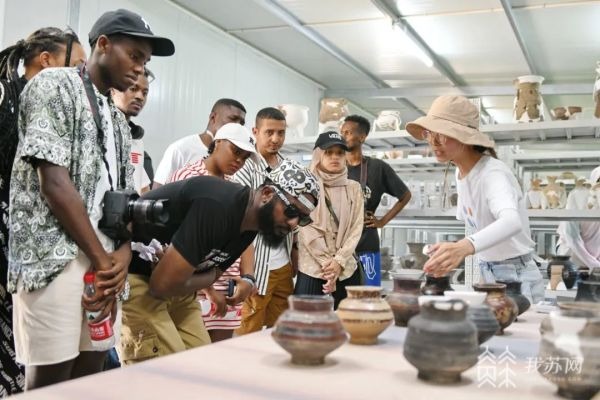 Intl students visit historical site to explore ancient Chinese civilization