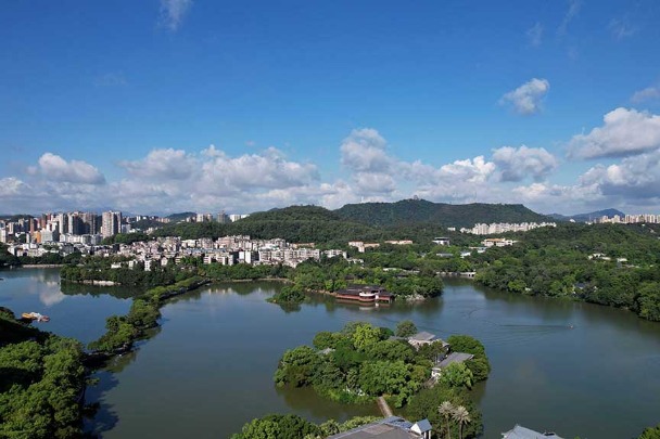 Embrace the summer vibes at Huizhou West Lake scenic area in Guangdong