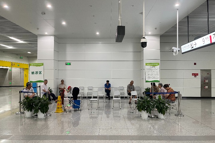 Chongqing subway stations provide rest areas in summer