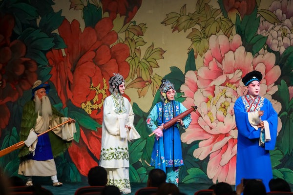 Students get a taste of Peking Opera