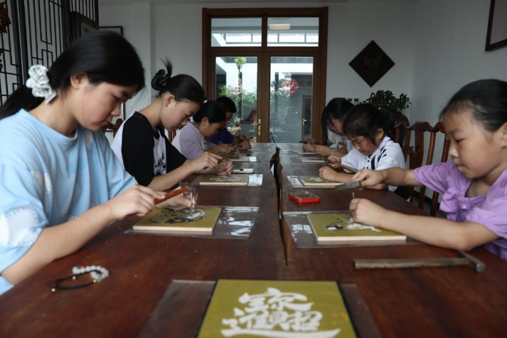 Students keep porcelain carving tradition alive