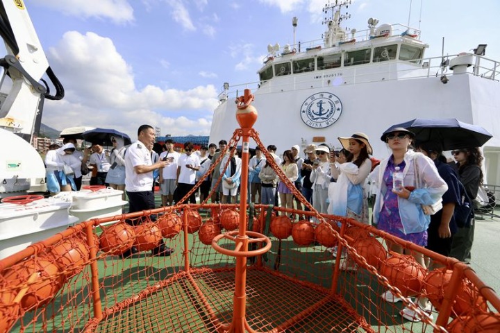 Taiwan youth visit ocean patrol ship in Fujian